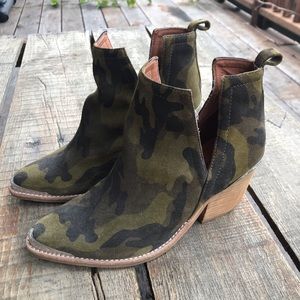 Jeffrey Campbell Cromwell Booties Camouflage Size7